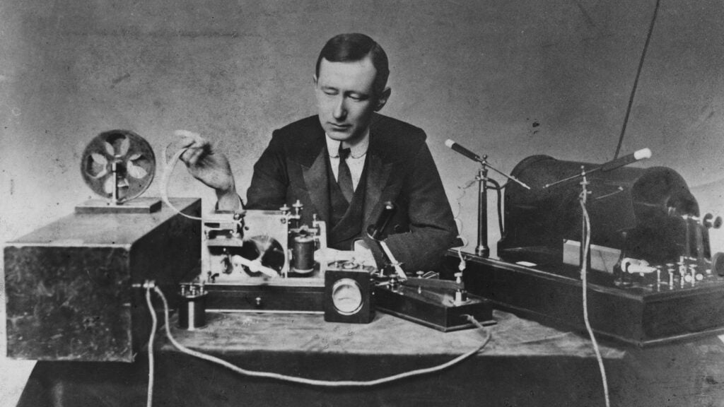 Guglielmo_Marconi_1901_wireless_signal