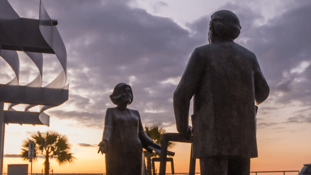 a voz de paco de arcos imagem estatuas de eunice munhoz e ruy carvalho instaladas em Paço de Arcos