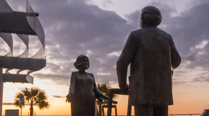 a voz de paco de arcos imagem estatuas de eunice munhoz e ruy carvalho instaladas em Paço de Arcos
